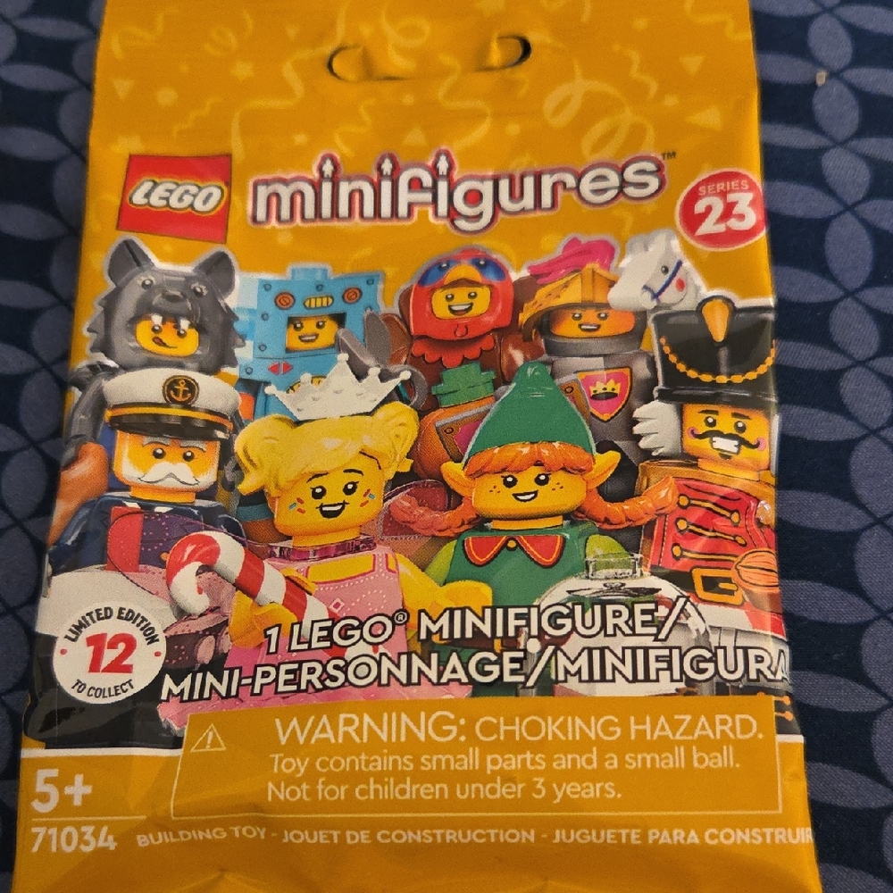 LEGO Minifigures Series 23 - Yellow and Red